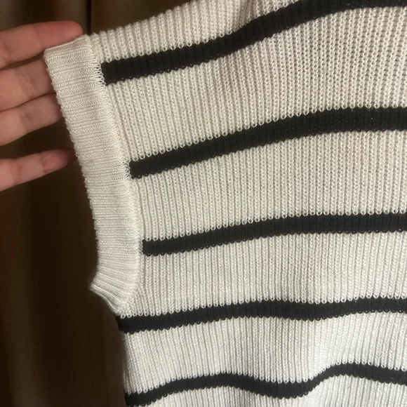 🖤Striped Knit Sweater Vest🖤 - Picture 3 of 4